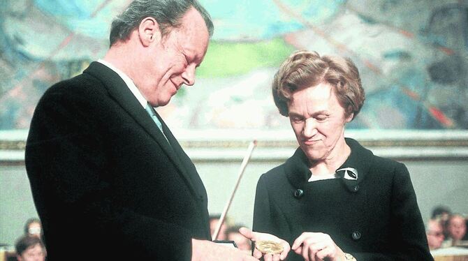 Die Vorsitzende des Nobelpreis-Komitees, Aase Lionaes, überreicht Willy Brandt am 10.12. 1971 den Friedensnobelpreis. FOTO: DPA