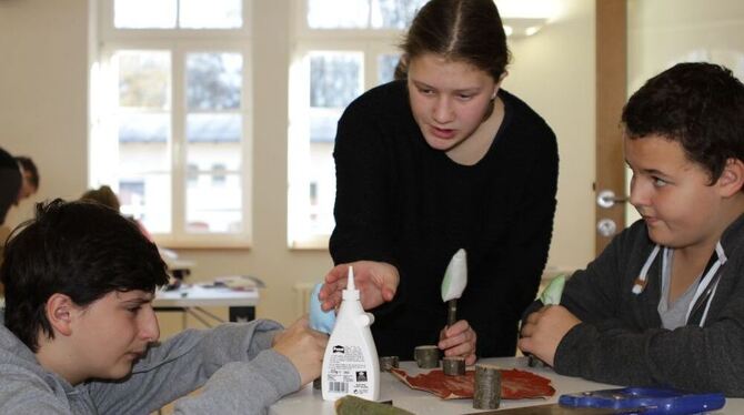 Auch der Wald ist Thema im Junior-Ranger-Programm: Passend zur Jahreszeit bastelten die Schillerschüler Weihnachtsbäumchen. FOTO