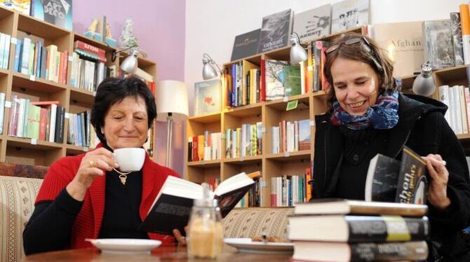 Zwei Gäste der Buchhandlung »Buch & Bohne«in München. Foto: Andreas Gebert