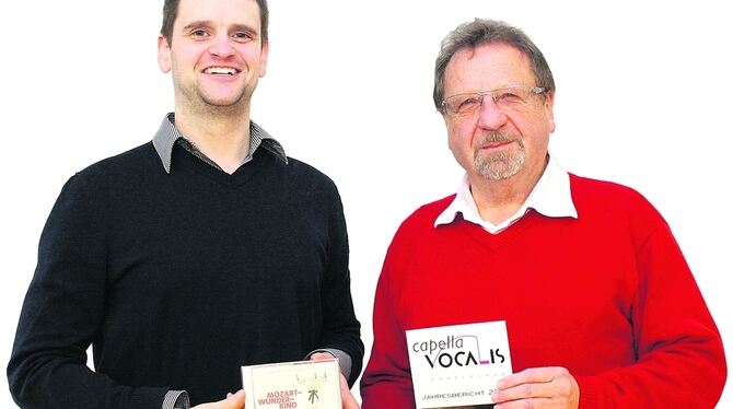 Capella-vocalis-Leiter Christian Bonath (links) und der Fördervereinsvorsitzende Werner Heidrich haben mit dem Knabenchor Großes