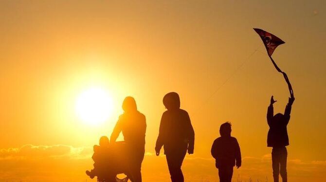 Familie im Sonnenuntergang.