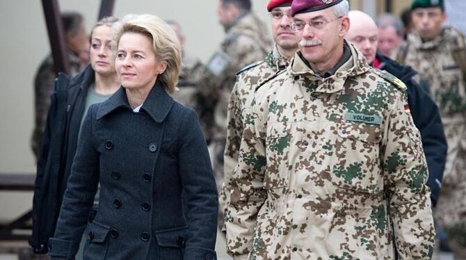 Bundesverteidigungsministerin, Ursula von der Leyen (CDU) im Feldlager Camp Marmal der Bundeswehr in Masar-i-Scharif in Begle