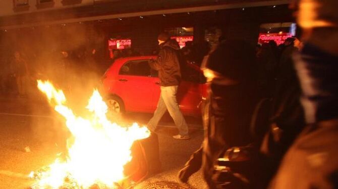 Brennende Mülltonnen in einer Seitenstraße der Hamburger Reeperbahn. Foto: Bodo Marks