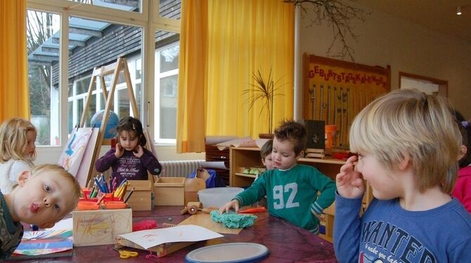 Guck mal, wer da guckt: Szene aus dem Kinderhaus Brühlstraße in Metzingen. FOTO: PFISTERER