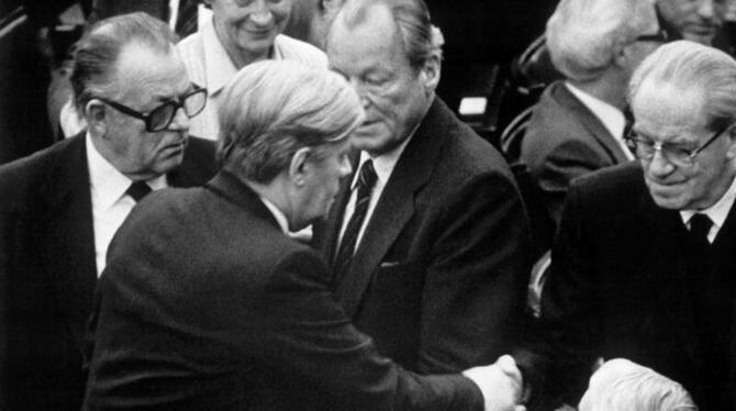 Hans-Jürgen Wischnewski, Willy Brandt und Herbert Wehner (v.l.) gratulieren am 5.11.1980 dem wiedergewählten Bundeskanzler Helmu