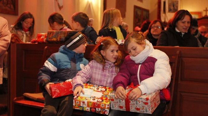 Das Warten hat ein Ende: Kinder in Máriahalom freuen sich über die Weihnachtspäckchen aus Steinhilben.	FOTO: LEUSCHKE