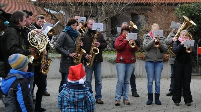 Der Musikverein Wankheim verschaffte sich mit Weihnachtsliedern in den Härten-Dörfern Gehör.  GEA-FOTO: MEYER