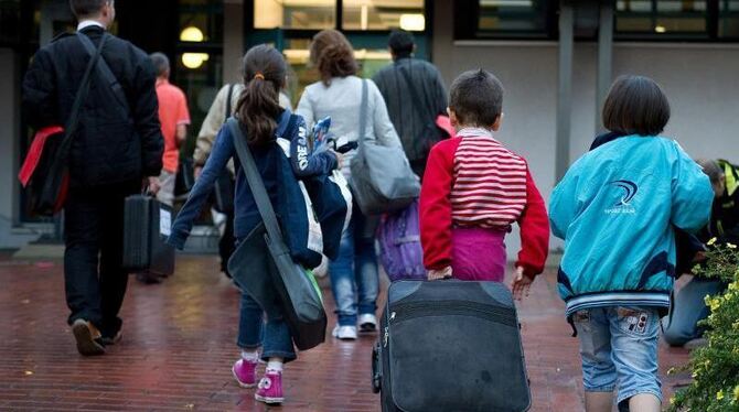 Flüchtlinge aus Syrien kommen im Grenzdurchgangslager Friedland (Niedersachsen) an. Foto: Swen Pförtner