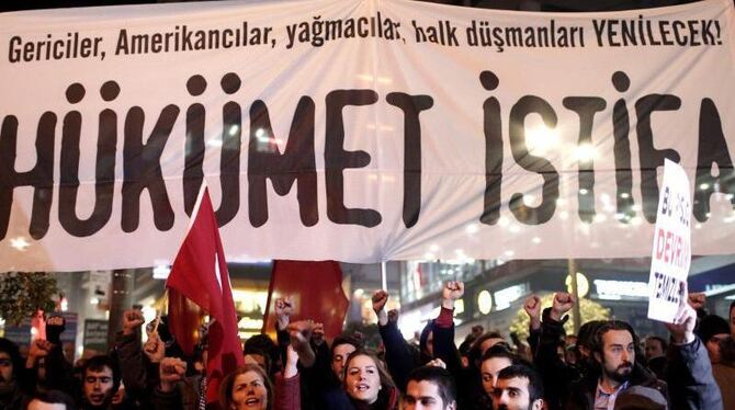 »Hükümet Istifa«: Demonstranten in Istanbul fordern die komplette Erdogan-Regierung zum Rücktritt auf. Foto: Sedat Suna