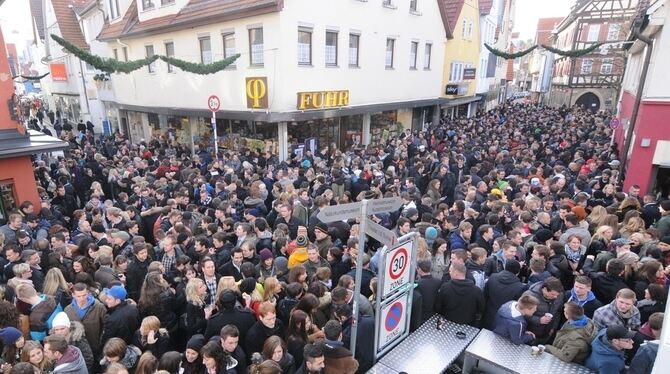 Menschenmassen am Heiligmorgen in der Innenstadt – mit den üblichen negativen Begleiterscheinungen wie Müll und Wildpinkeln. GEA