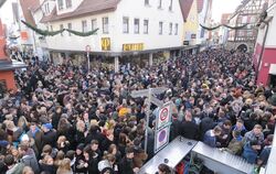 Menschenmassen am Heiligmorgen in der Innenstadt – mit den üblichen negativen Begleiterscheinungen wie Müll und Wildpinkeln. GEA