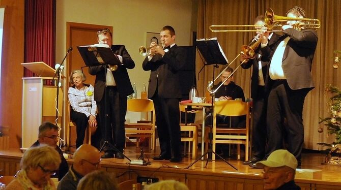 Heiligabend unter Freunden – und das Blechbläserensemble »St. Petersburg Brass« sorgte für festlichen Klang. GEA-FOTO: MEYER