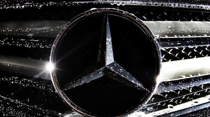 Ein mit Regentropfen bedeckter Mercedes-Stern am Kühler eines Mercedes der S-Klasse Foto: Karl-Josef Hildenbrand/Symbolbild