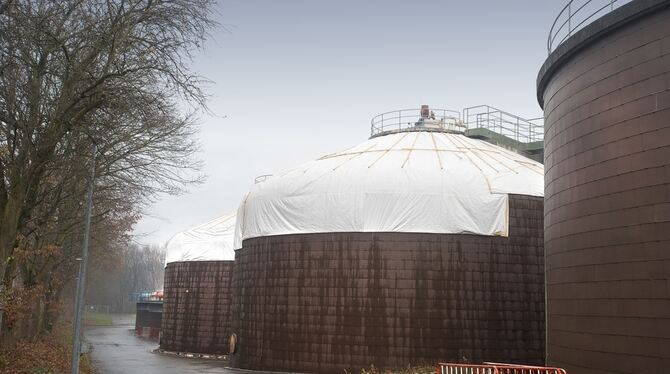 Die vom Hagel beschädigten Sammelbehälter für den Klärschlamm auf der Anlage in Betzingen. FOTO: TRINKHAUS