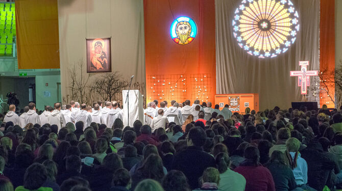 Jugendliche sitzen in Straßburg bei einem Gottesdienst im Rahmen des 36. Europäischen Jugendtreffens der ökumenischen Gemeinscha