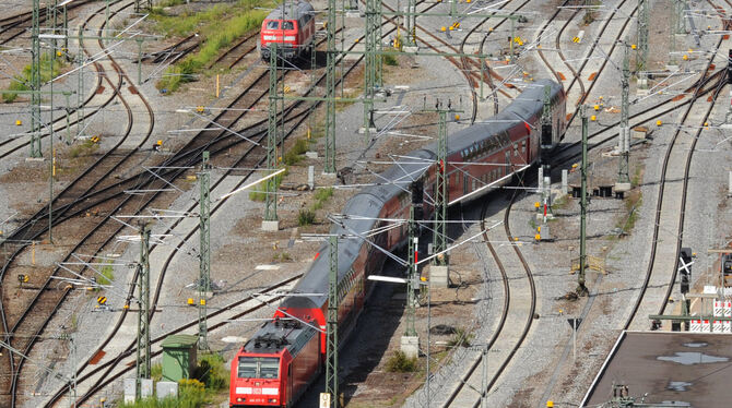 Ein Zug fährt über das Gleisvorfeld ein in den Hauptbahnhof von Stuttgart. FOTO: DPA