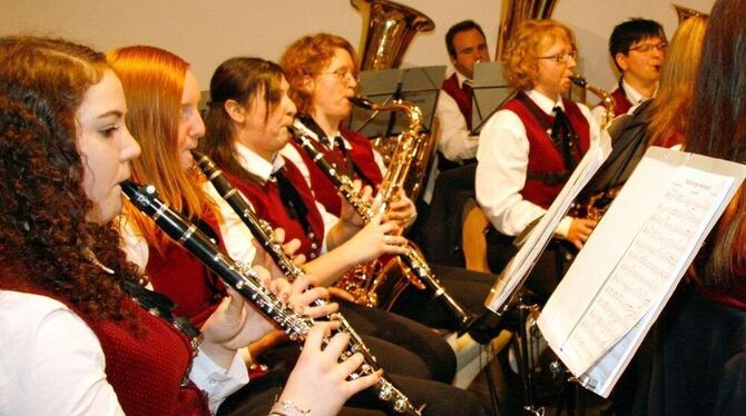 Kleines Dorf, große Kapelle: Beim Konzert der Eglinger Heimatmusikanten wurde es auf der Bühne eng. FOTO: LEIPPERT