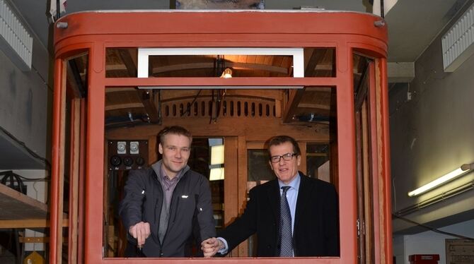 Dieter Metzger (rechts) und sein Stellvertreter Martin Schindler im Führerhaus des Straßenbahnwagens. GEA-FOTO: SAUTTER