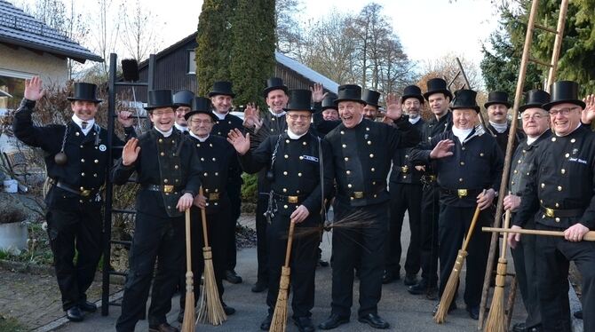 Wünschen alles Gute fürs nächste Jahr – Schornsteinfeger aus dem Landkreis Reutlingen beim »Abfegen« des Kollegen Siegfried Kail