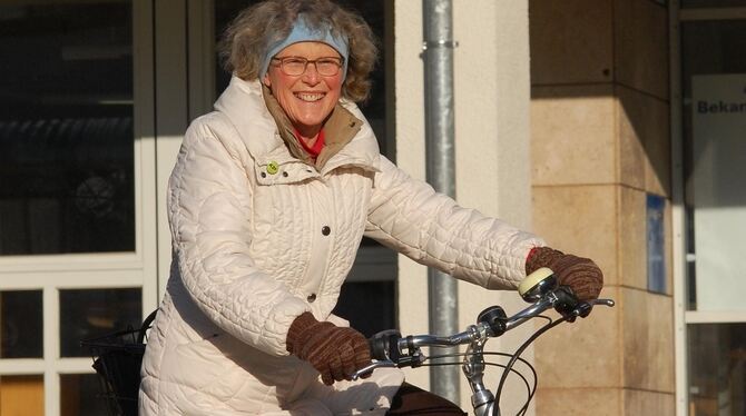 Natürlich geht es mit dem Fahrrad ins Rathaus: Gertrud Kleineikenscheidt, wie sie in Metzingen bekannt ist. FOTO: PFISTERER