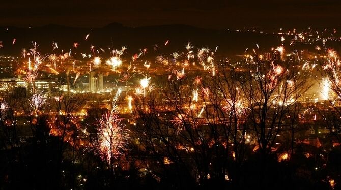 Silvesterfeuerwerk von der aus Achalm gesehen.