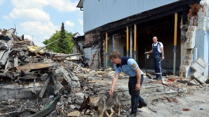 Spurensuche in den Trümmern nach dem Großbrand in der Wiesstraße. Der Angeklagte, der sich jetzt vor dem Schöffengericht Reutlin