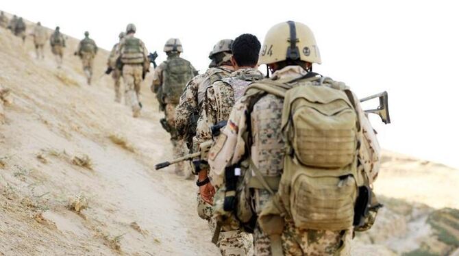 Soldaten der Bundeswehr während einer Patrouille in Afghanistan. Foto: Maurizio Gambarini/Archiv