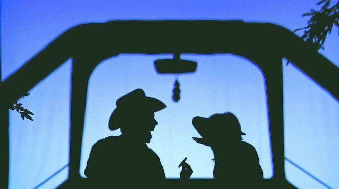 Das kleine Mädchen ist zum Hund »umgeschraubt« worden und tuckert nun mit einem Cowboy durch die Lande. FOTO: PILOBOLUS