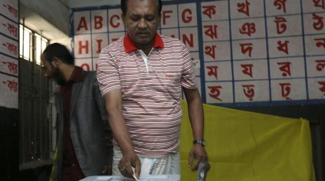 Ein Mann wirft in Dhaka seinen Stimmzettel in eine Wahlurne. Foto: Abir Abdullah