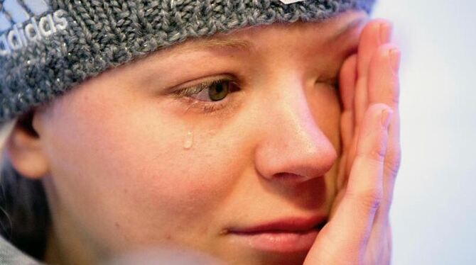 Miriam Gössner wischt sich ihre Tränen aus dem Gesicht. Foto: Kay Nietfeld