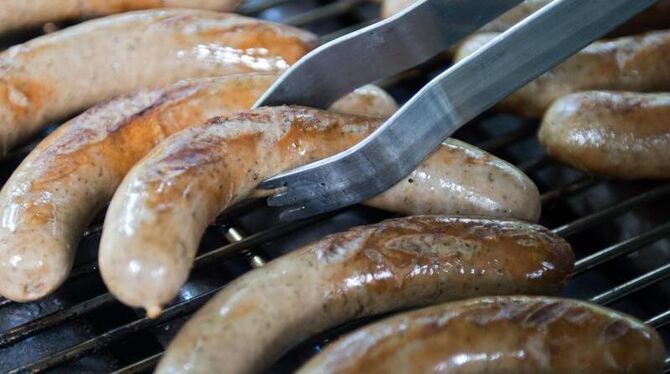 Während Männer wöchentlich im Schnitt knapp 1,1 Kilogramm Fleisch, Fleischerzeugnisse und Wurstwaren verzehren, nehmen Frauen