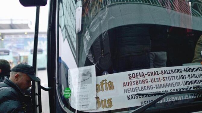 Menschen steigen in Sofia einen Bus Richtung Westeuropa (Archiv). Foto: Vassil Donev