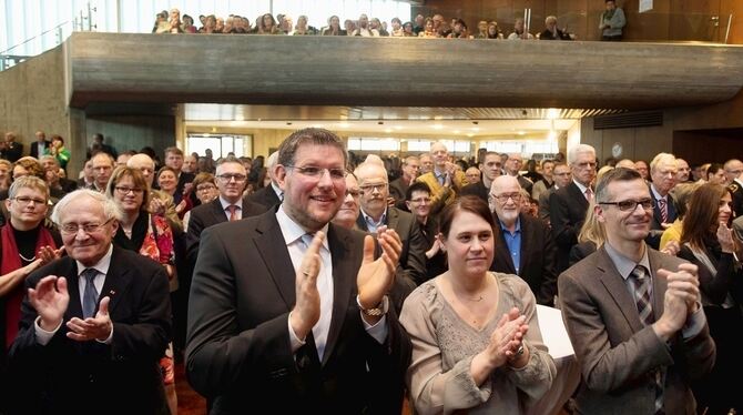 Silberne Krawatte, goldene Aussichten: OB Ulrich Fiedler (Zweiter von links) applaudiert mit Ehefrau Daniela Meier-Fiedler im Pu