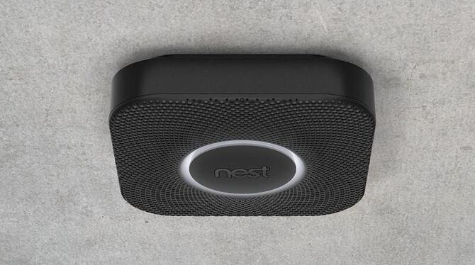 Ein Rauchmelder der amerikanischen Firma Nest. Google übernimmt die Nest, einen Anbieter digitaler Thermostate und Rauchmelde