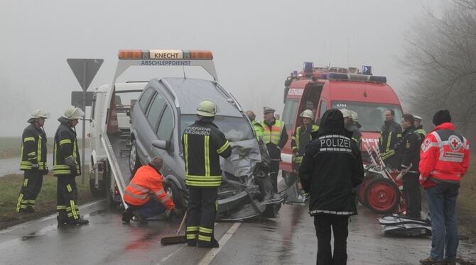 Für den im Opel eingeklemmten Autofahrer kam jede Hilfe zu spät.