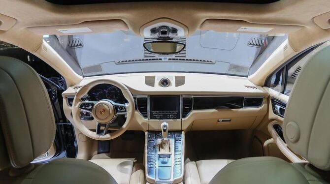 Luxus in Chrom und Leder: Das Interieur eines Porsche Macan.