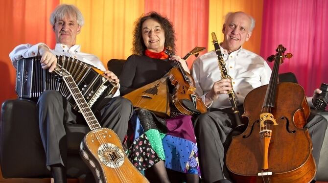 Drei Musiker, die eine Vielzahl an Instrumenten spielen: das Quantett Johannes Kobelt. FOTO: PR