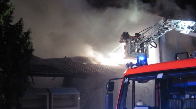 Großeinsatz am 7. Juli vergangenen Jahres in der Wiesstraße, als die Flammen von einem brennenden Lagergebäude beinahe auf das W