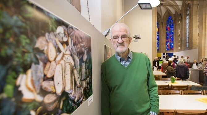 Der Vorsitzende des Photoclubs, Jochen Böckem, vor dem Werk »Weggeworfen« von Georg Rogge in der Reutlinger Vesperkirche.  FOTO: