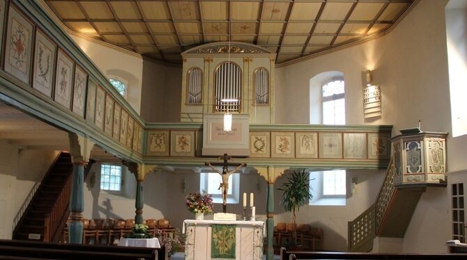 Innen ist Kleinengstingens Blasiuskirche ein Schmuckstück, seit vor einigen Jahren die Blütenmotive aus dem Rokoko an Decke und