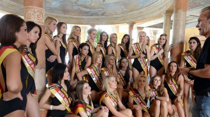 Die 24 Kandidatinnen zur Wahl der »Miss Germany« im Europa-Park in Rust. Foto: Patrick Seeger