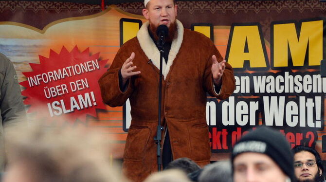 Der ultrakonservative Prediger Pierre Vogel spricht auf dem Marktplatz in Pforzheim.