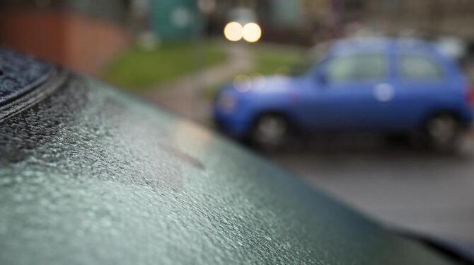 Auf der Frontscheibe eines Autos hat sich durch Regen eine Eisschicht gebildet. Foto: Hannibal