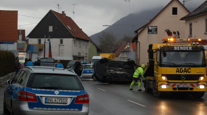 Das Auto wurde nur leicht touchiert und landete trotzdem auf dem Dach. GEA-FOTO: PFISTERER