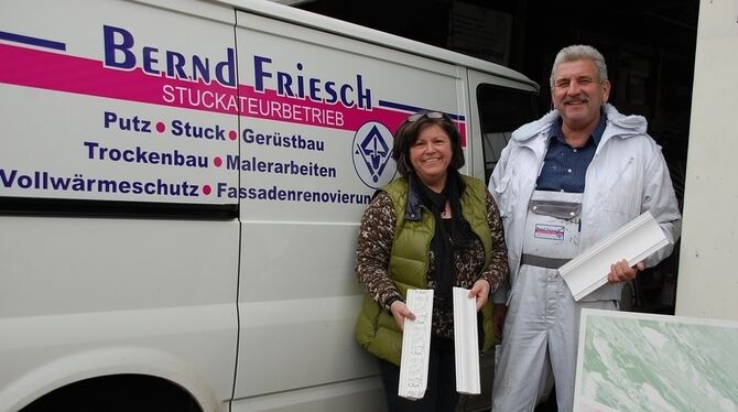 Kornelia und Bernd Friesch mit Stuck- und Verputzmustern vor der Lagerhalle ihres Betriebs in der Lustnauer Straße.