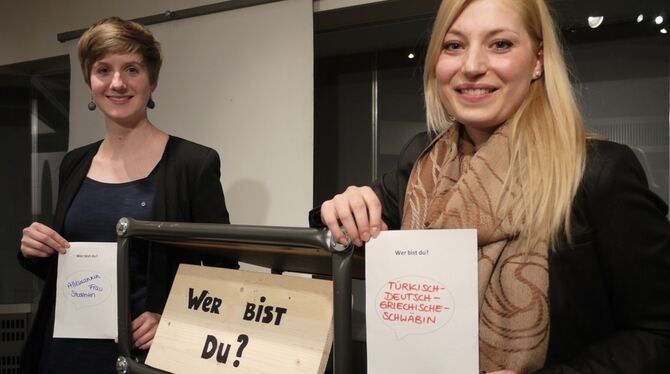 Die Master-Studentinnen Lina Gerigk und Meltem Köybasi (von links) moderierten die Abschlusspräsentation des Projekts.  FOTO: GO