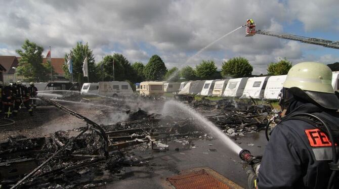 Auch zu einem Brand in einem Wohnwagenpark musste 2013 die Römersteiner Feuerwehr ausrücken. GEA-FOTO: FINK