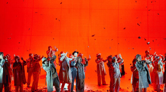 Ein Szenenbild der Oper Doctor Atomic aufgenommen im Badischen Staatstheater Karlsruhe bei einer Probe. Der Sänger Armin Kolarcz