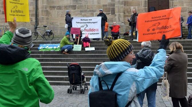 Nur langsam füllte sich der Tübinger Holzmarkt. Zur Demo gegen die Fahrpreis-Erhöhungen im Naldo kamen rund 80 Teilnehmer. GEA-F