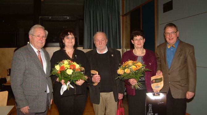 Günther Hecht (links, Ehrenvorsitzender des Lichtensteingaus) und Thomas Keck (rechts, Vorsitzender des Lichtensteingaus) haben Birgit Ebner (Zweite von links), Helmut Hecht (Mitte) und Doris Sautter mit dem Ehrenschild des Schwäbischen Albvereins für herausragende Dienste ausgezeichnet. 	FOTOS: KABLAOUI